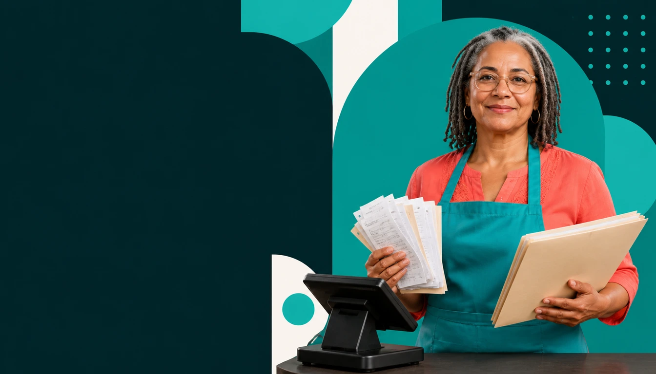 Dueña mexicana de cafetería separando facturas nominativas de los tickets que integrarán el CFDI global.