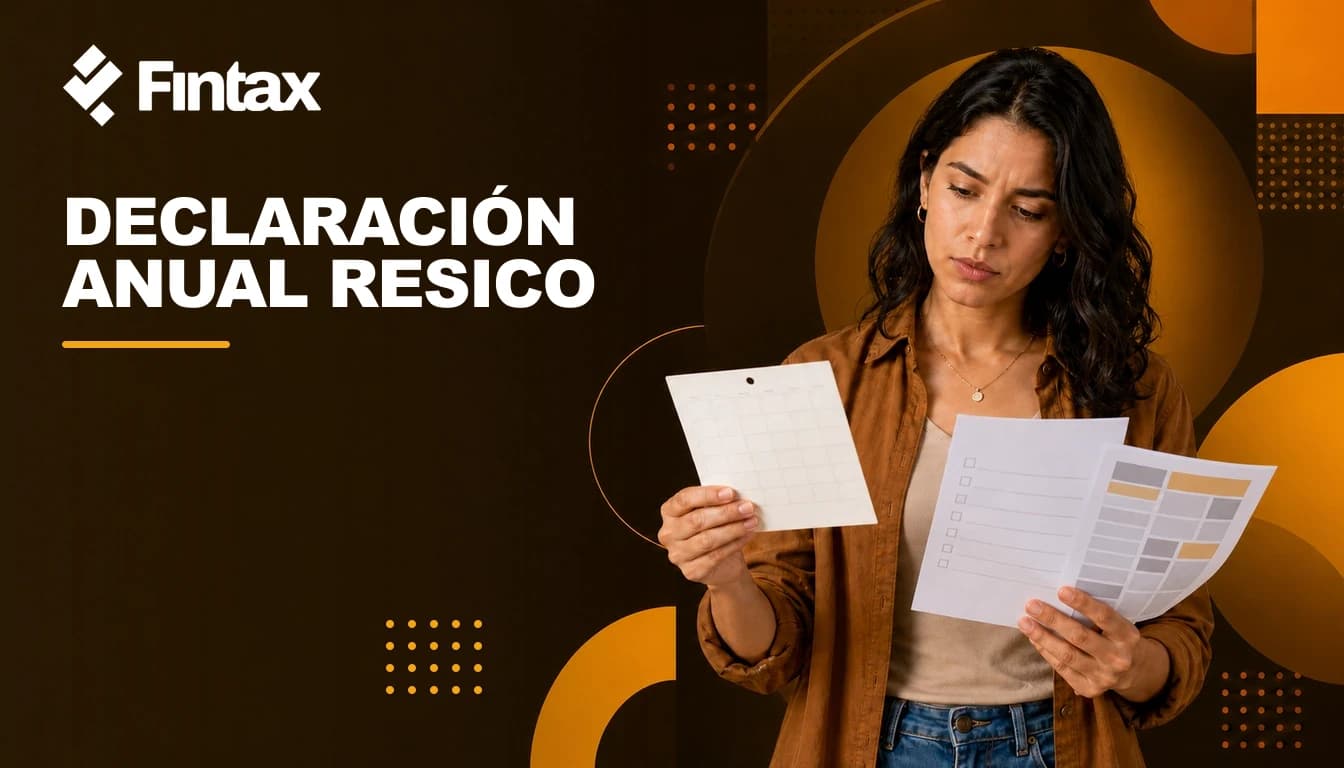 Profesional independiente revisando si debe presentar la declaración anual RESICO.