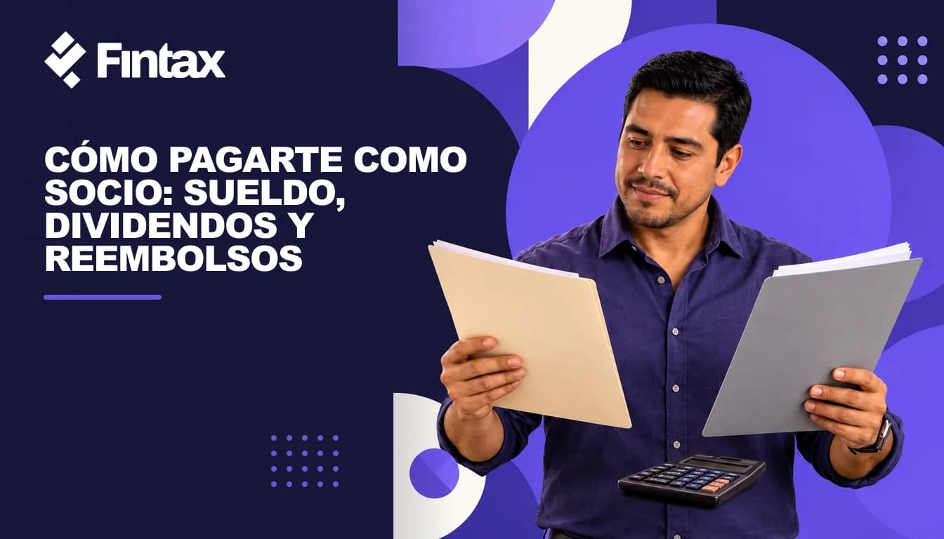 Socio mexicano comparando documentos de remuneración y utilidades con una calculadora.