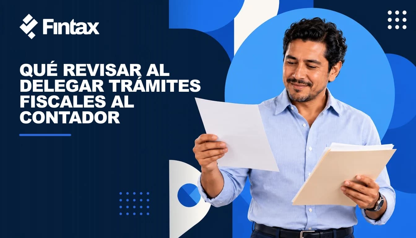 Una persona mexicana dueña de un negocio revisa un acuse junto a una orden de trabajo impresa.