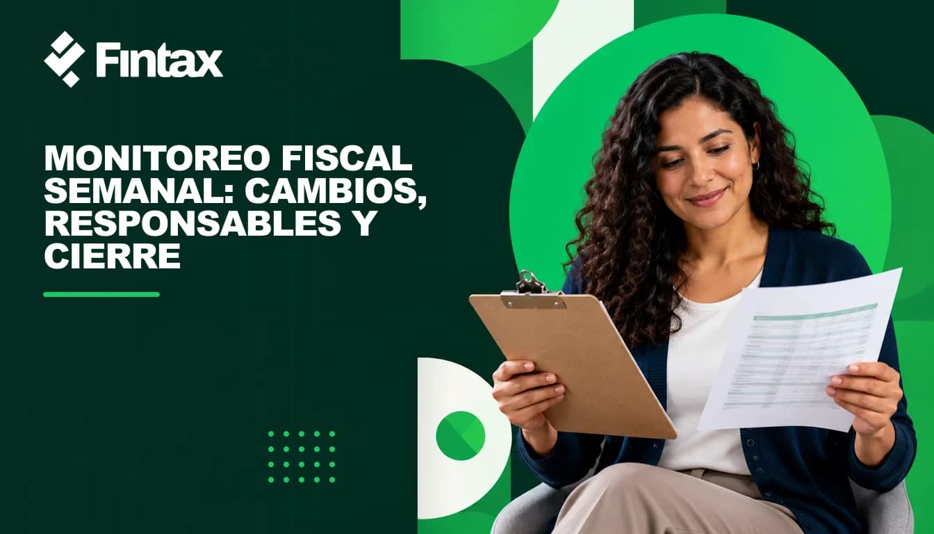 Una persona mexicana dueña de un negocio compara dos hojas de control semanal sujetas en un portapapeles.