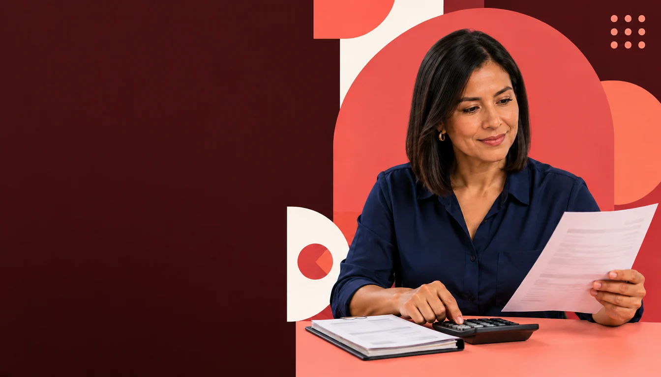 Una persona mexicana compara una hoja de factura con un registro de pagos y utiliza una calculadora.