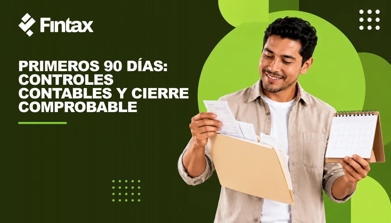 Una persona mexicana dueña de un taller ordena una carpeta de recibos junto a un calendario del primer trimestre.