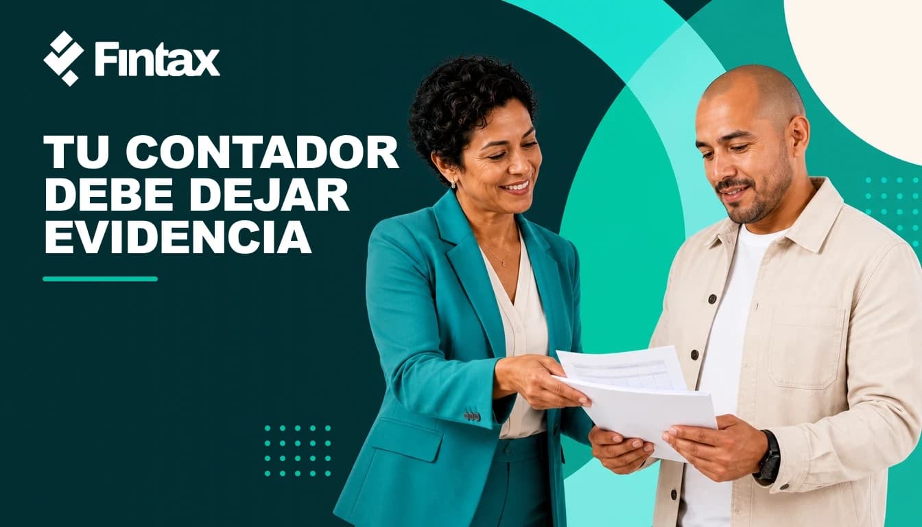 Contador entregando a una empresaria acuses, conciliación y reporte mensual de pendientes.