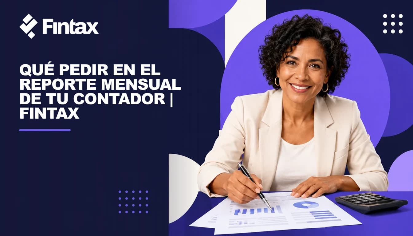 Una empresaria mexicana revisa un reporte comparativo junto a una calculadora.
