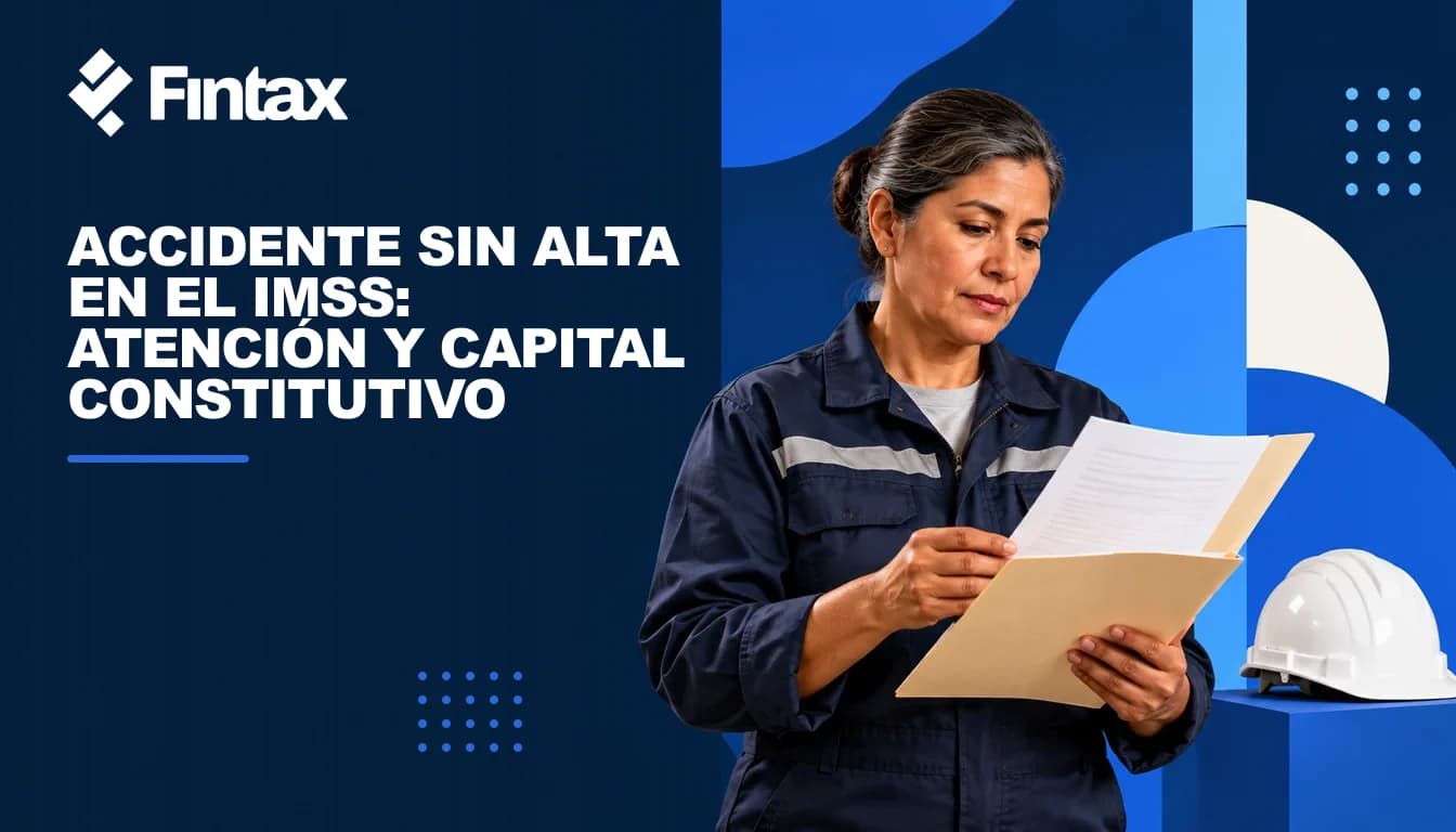 Una persona empleadora mexicana revisa el registro de un trabajador junto a un casco de seguridad.