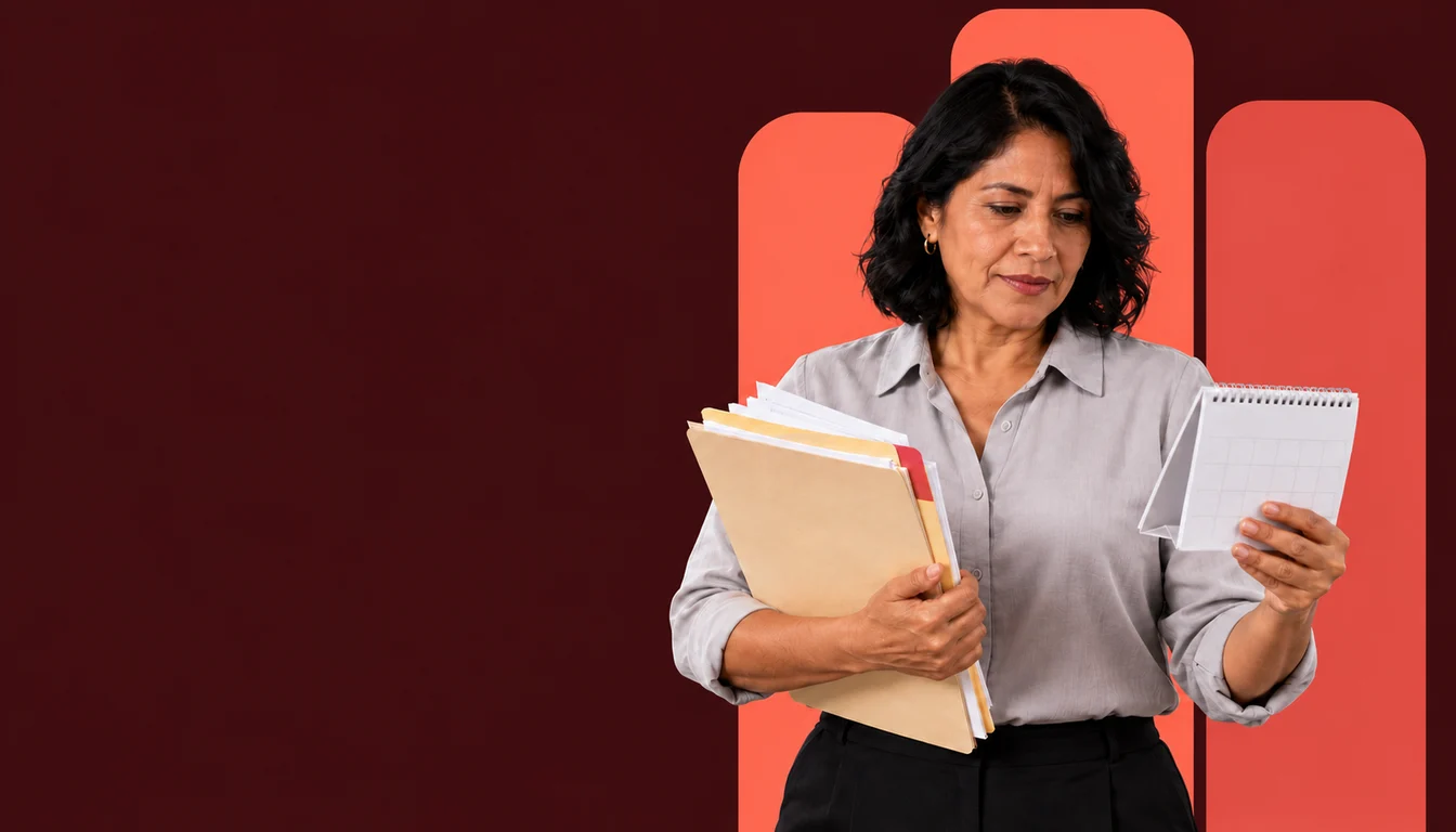 Una empresaria mexicana sostiene un calendario y documentos para ordenar pendientes contables.