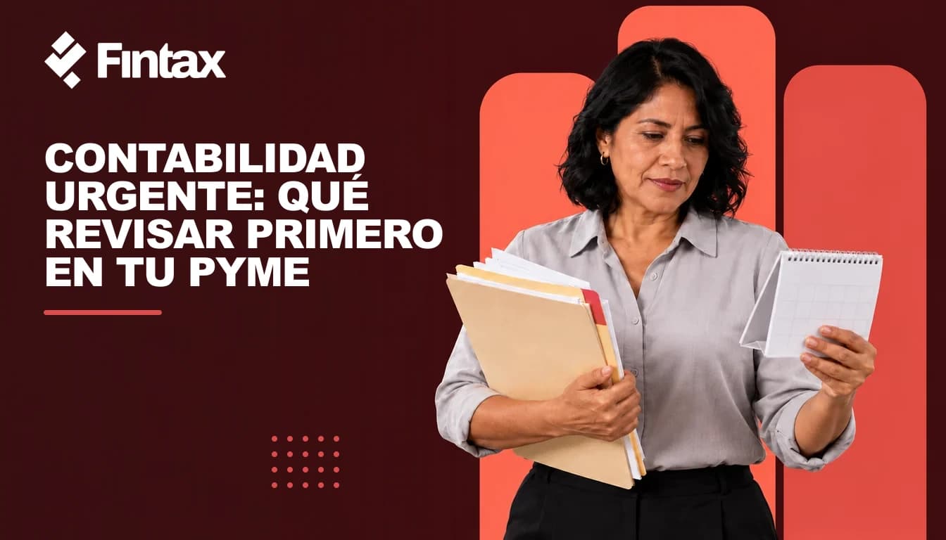 Una empresaria mexicana sostiene un calendario y documentos para ordenar pendientes contables.