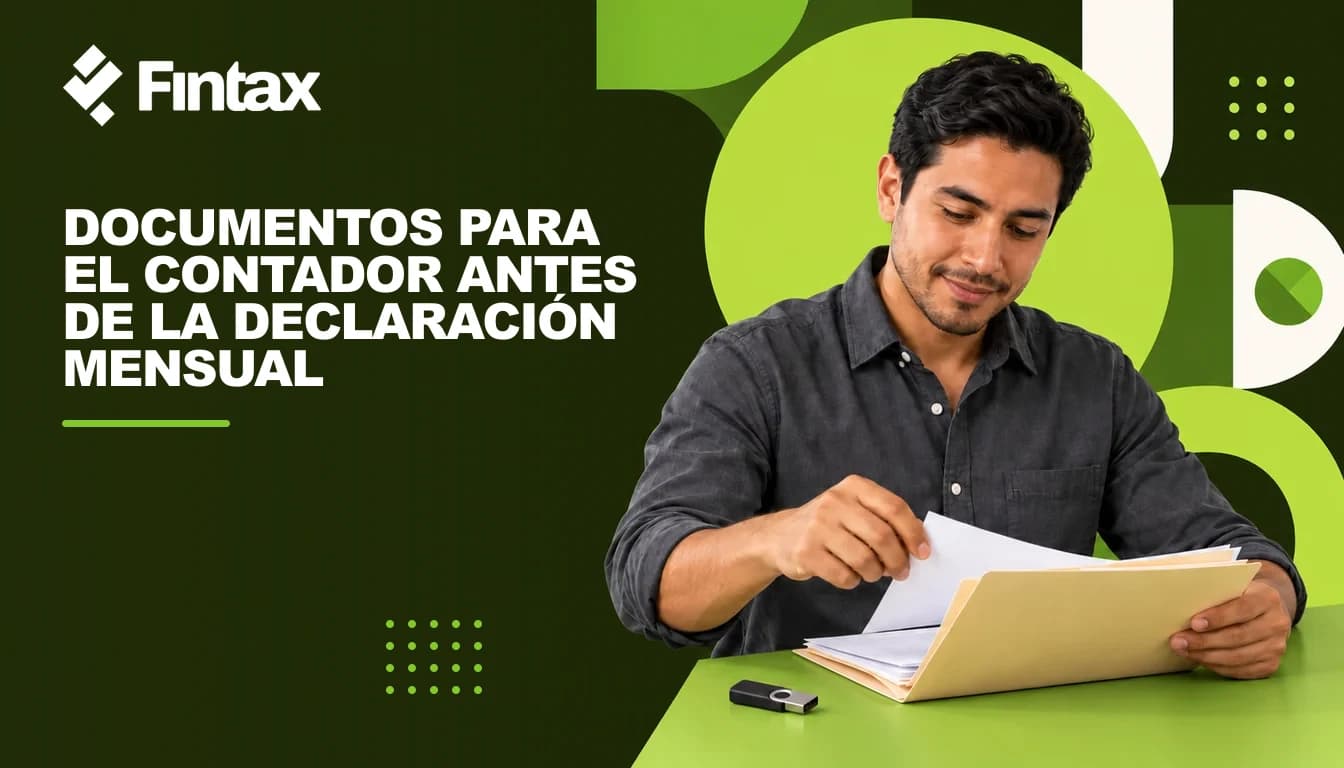 Una persona mexicana etiqueta una carpeta de documentos junto a una memoria USB y papeles con texto ilegible.