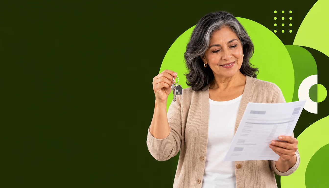 Una persona mexicana que renta una vivienda revisa una factura de reparación junto a una llave de casa.