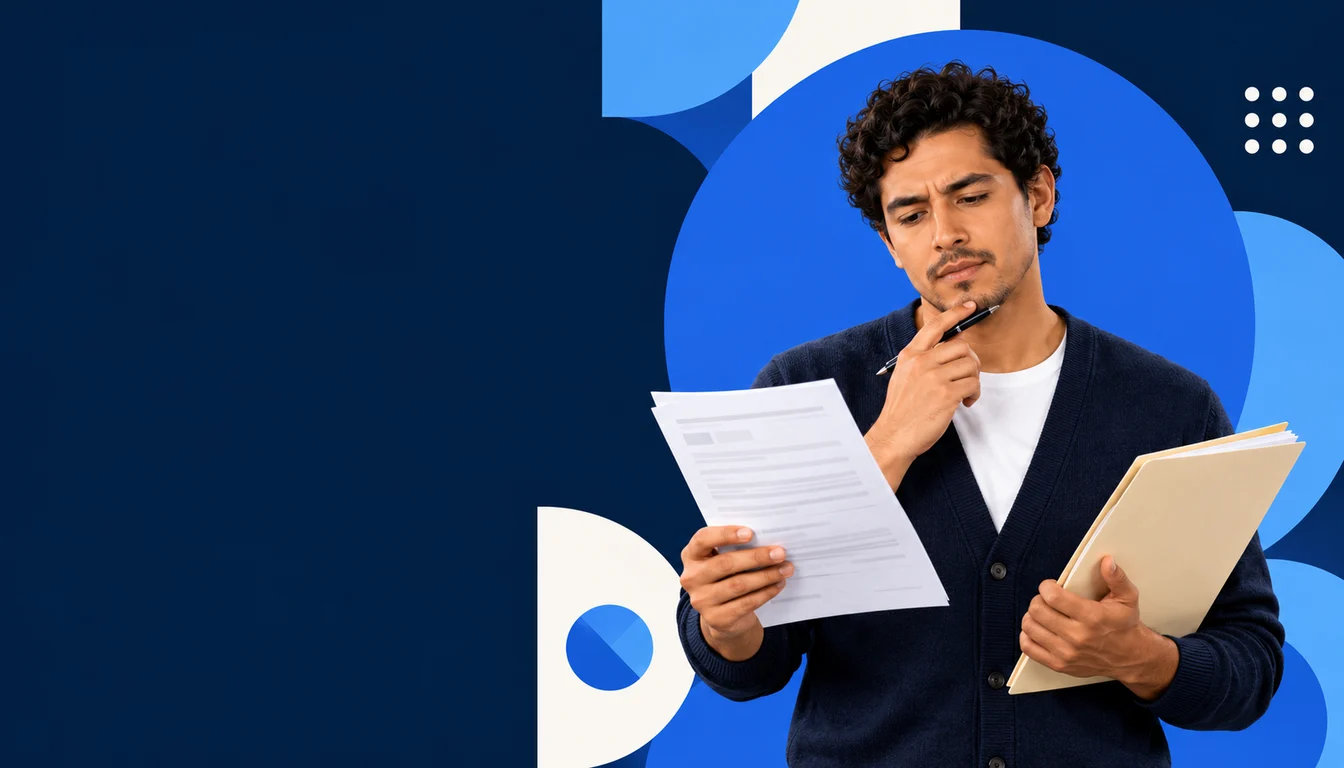 Mexican tax adviser organizing a notice and supporting folder to determine the response route.
