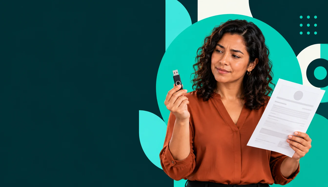 Un hombre mexicano compara una memoria USB con una hoja de certificado genérico sobre su escritorio.
