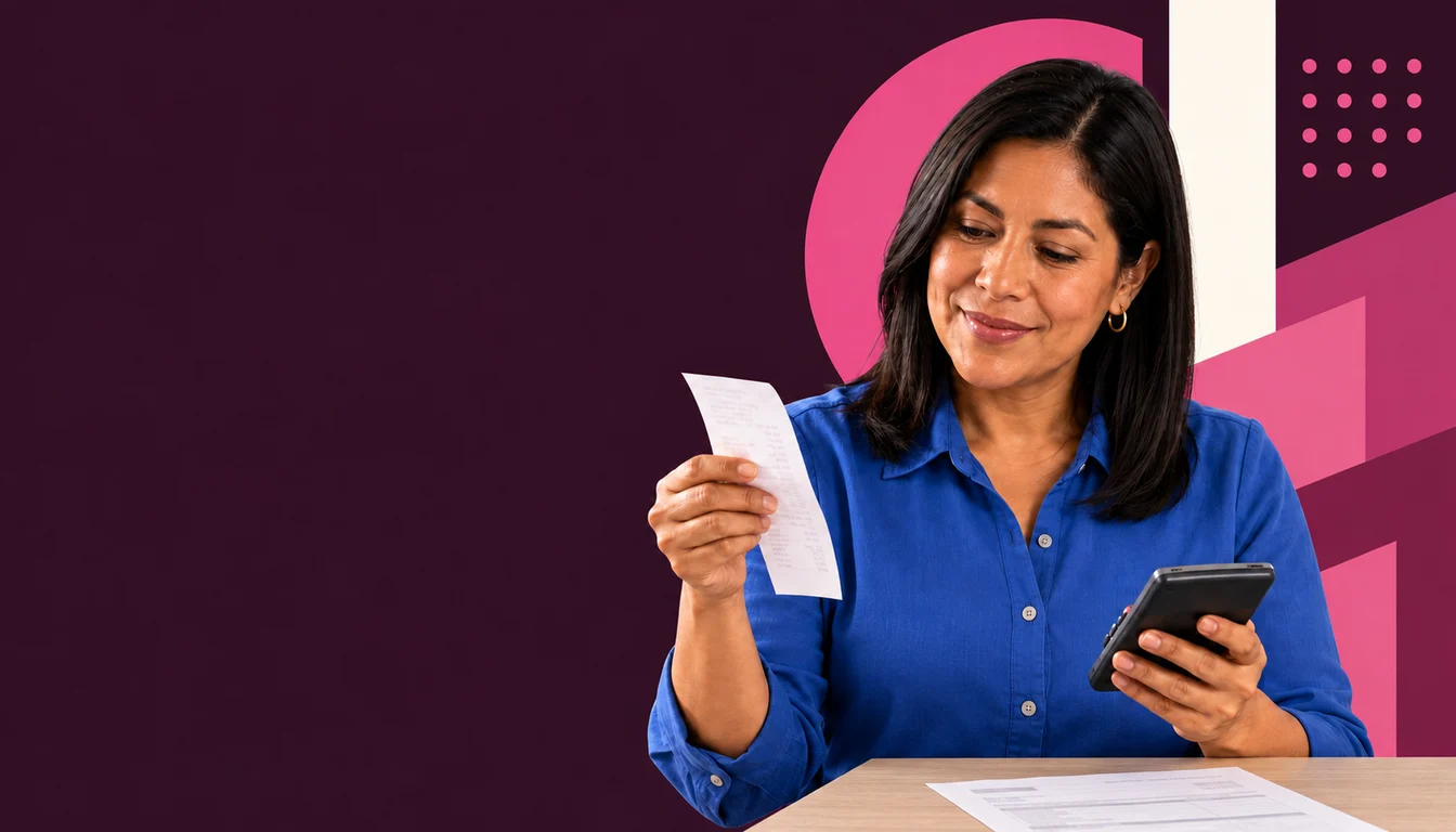 Una persona comerciante mexicana vincula un comprobante de pago con una factura usando una calculadora.