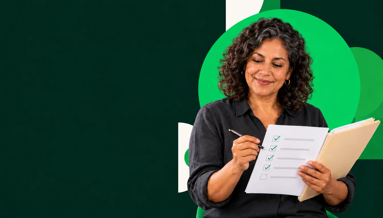 A Mexican professional reviews a monthly RESICO eligibility checklist beside an income records folder.