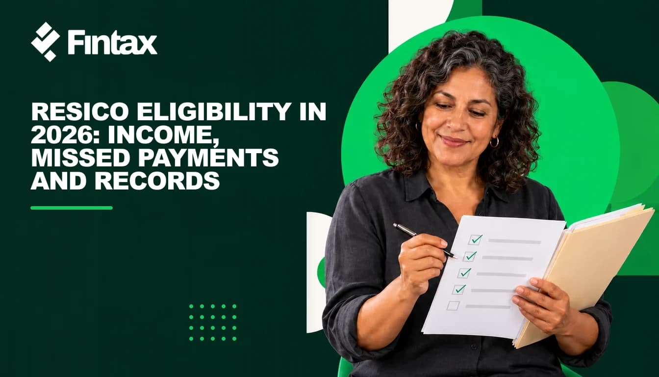 A Mexican professional reviews a monthly RESICO eligibility checklist beside an income records folder.