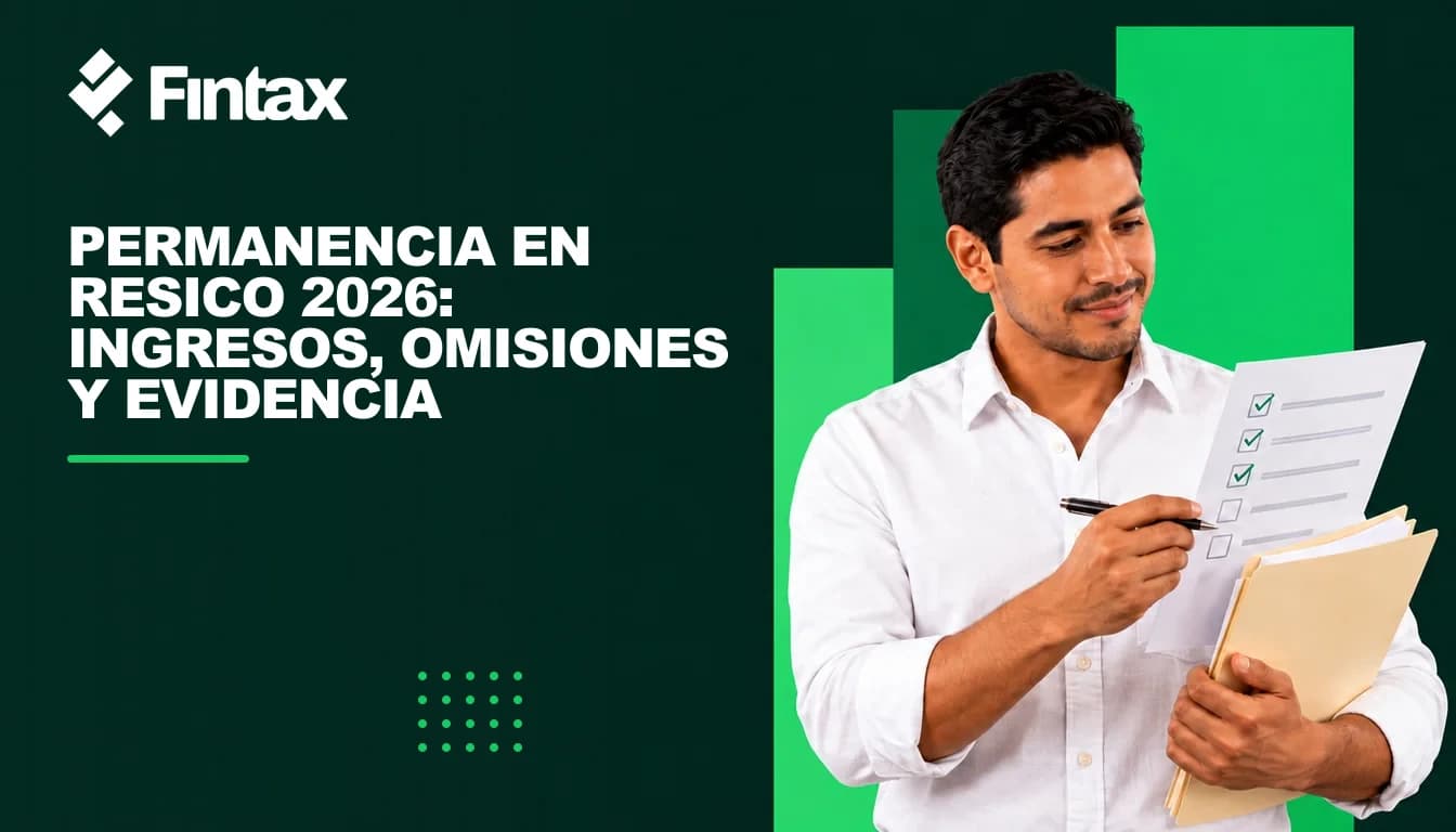 Una profesionista mexicana revisa una lista mensual de elegibilidad para RESICO junto a una carpeta de ingresos.