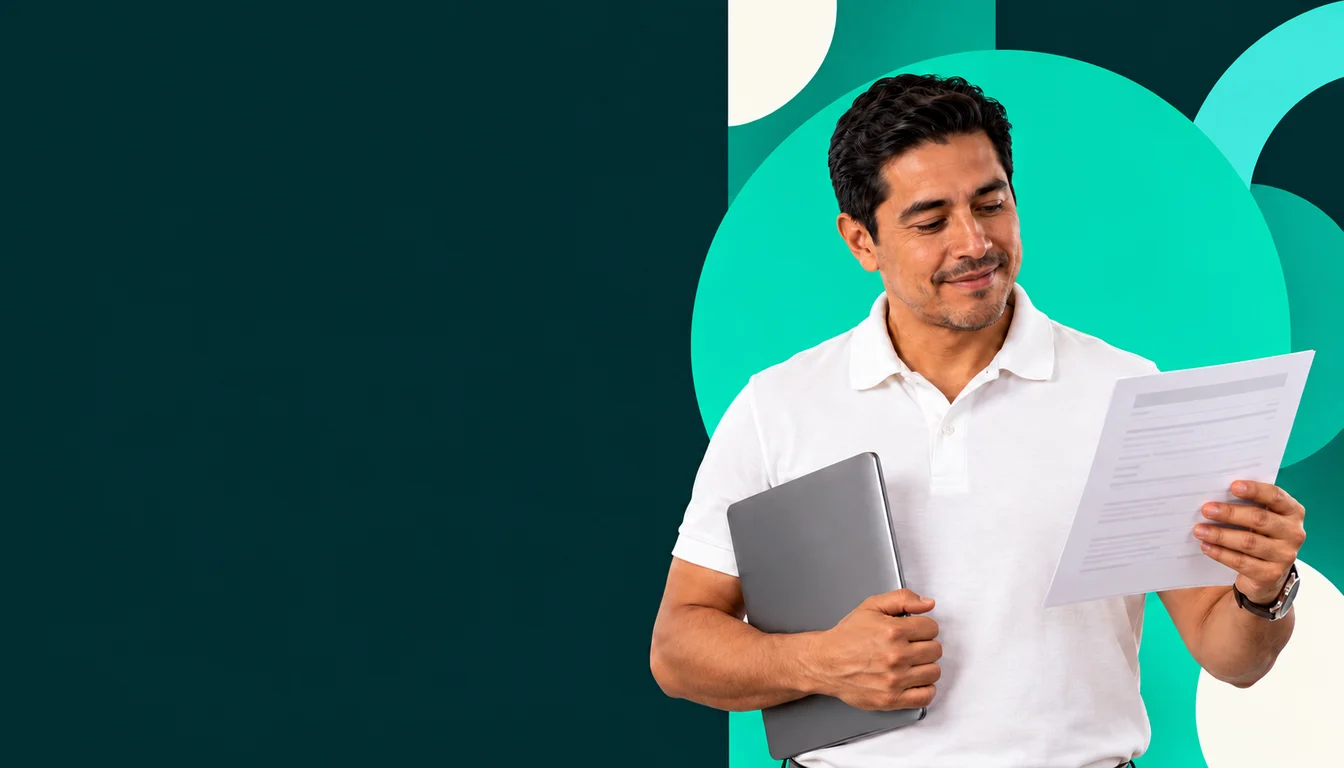 Un profesionista mexicano sostiene una computadora cerrada y un documento de inscripción fiscal.