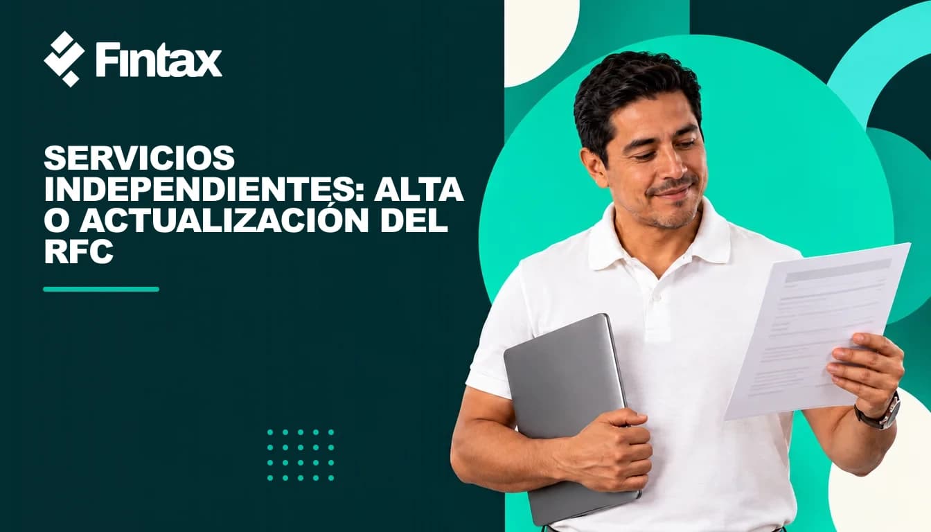 Un profesionista mexicano sostiene una computadora cerrada y un documento de inscripción fiscal.