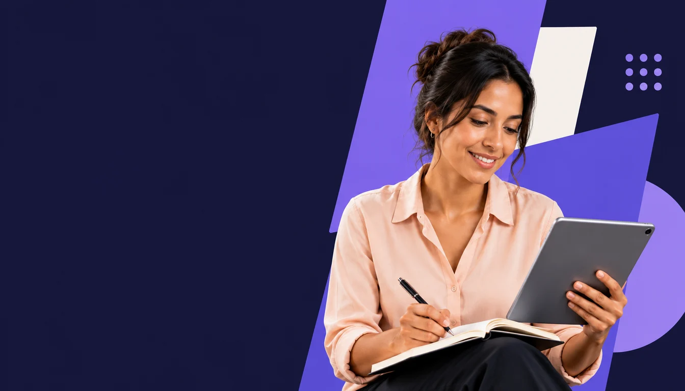 Una emprendedora mexicana consulta una tableta mientras toma notas en un cuaderno abierto.