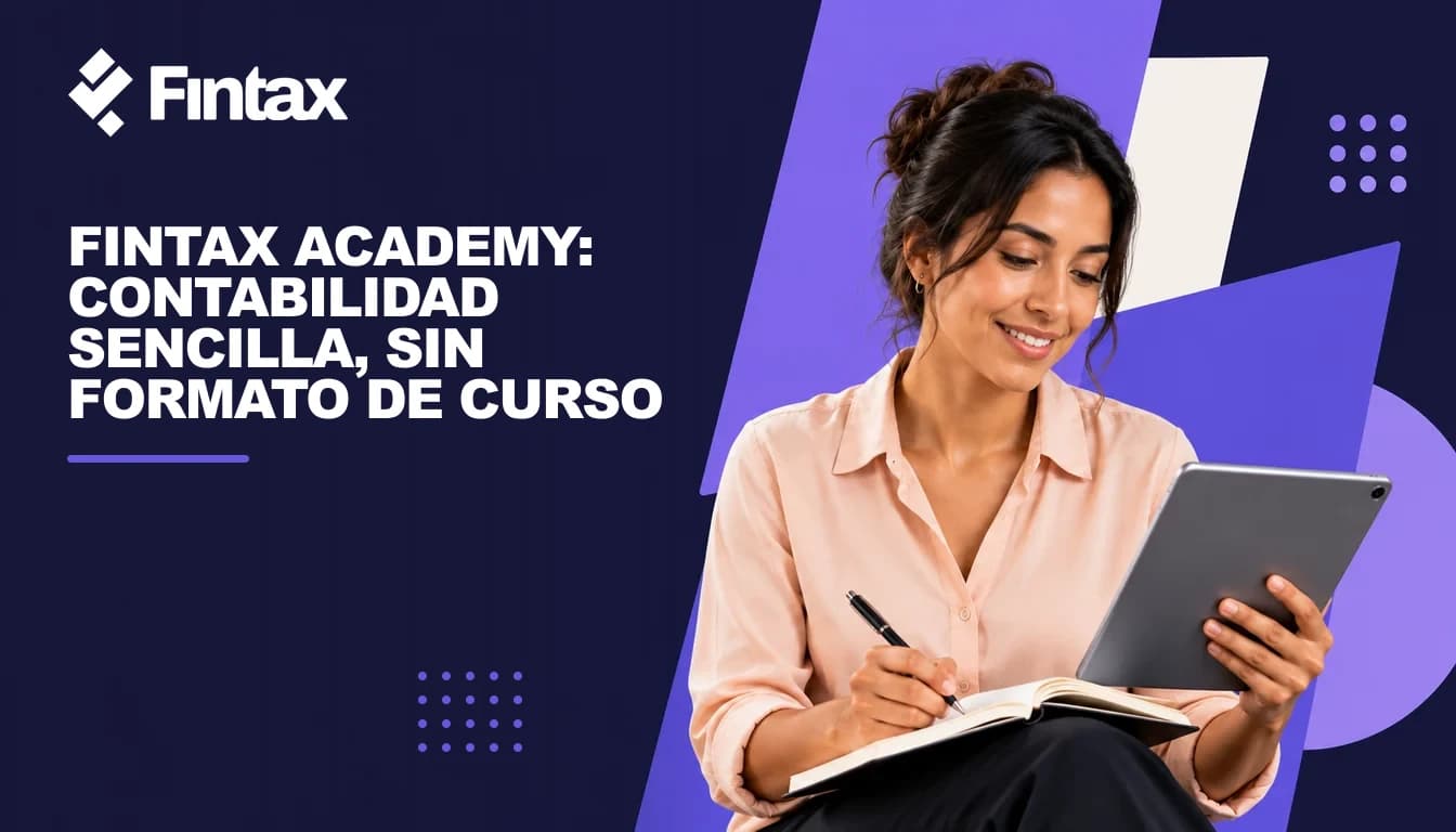 Una emprendedora mexicana consulta una tableta mientras toma notas en un cuaderno abierto.