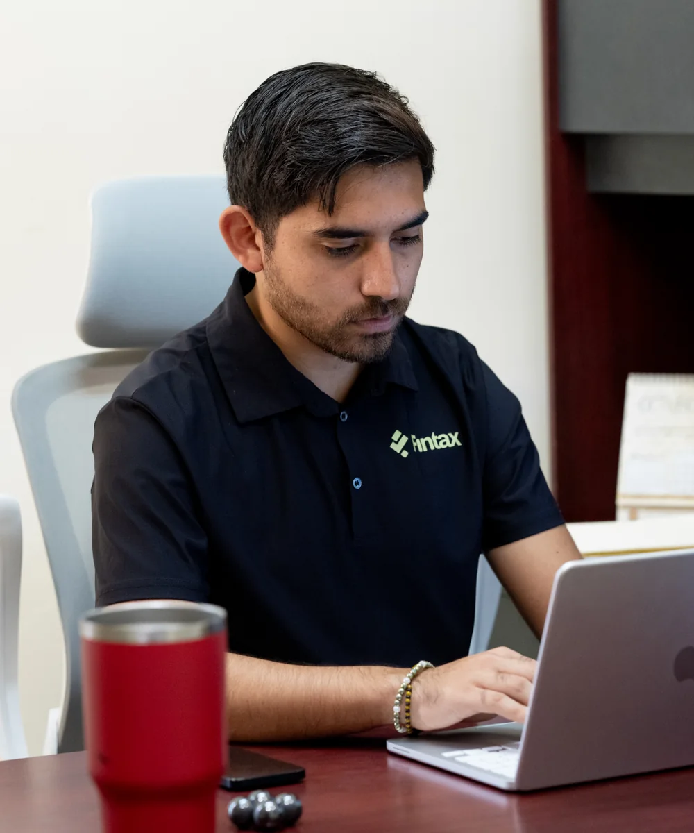 Contador Fintax revisando información en su computadora