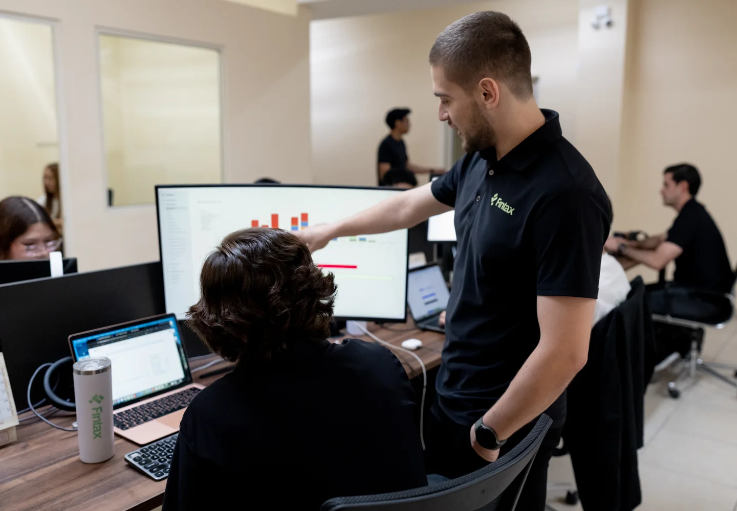 Un contador explica información financiera al equipo Fintax