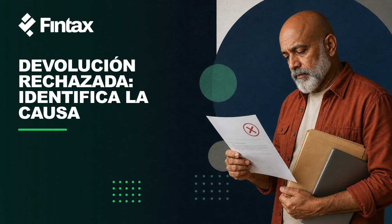 Persona revisando el motivo de una devolución rechazada y preparando evidencia para el SAT.
